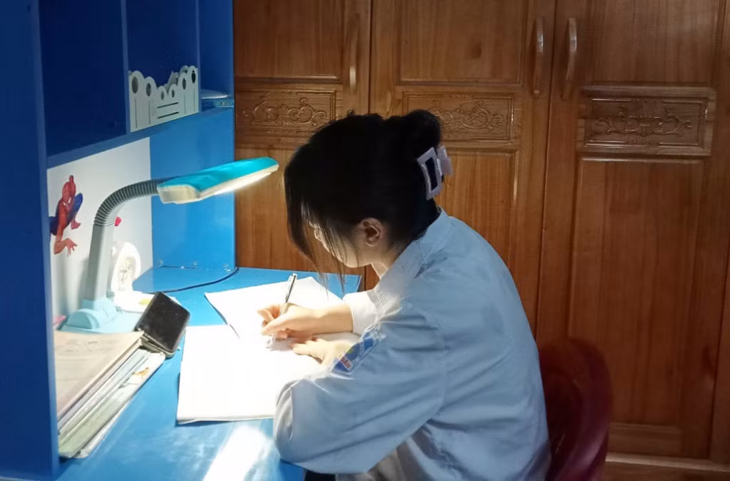 Ngọc Quỳnh Như, học sinh Trường TH-THCS Tân Dân (TP Hạ Long) học trực tuyến tại nhà, ngày 3/3/2022.