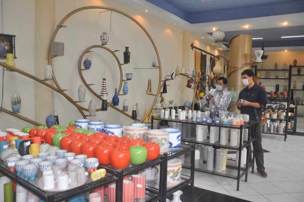 Sản phẩm gốm dân dụng nhỏ, nung bằng lò ga của Gốm sứ Quang Vinh đa dạng về chủng loại, kiểu dáng, hoa văn...