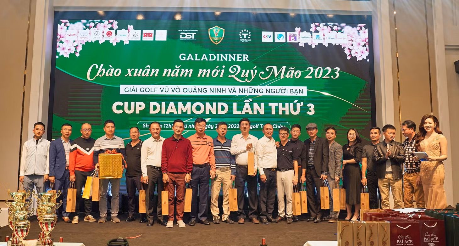 Nhiều tập thể và cá nhân được nhận quà của Ban Tổ chức, các nhà tài trợ.