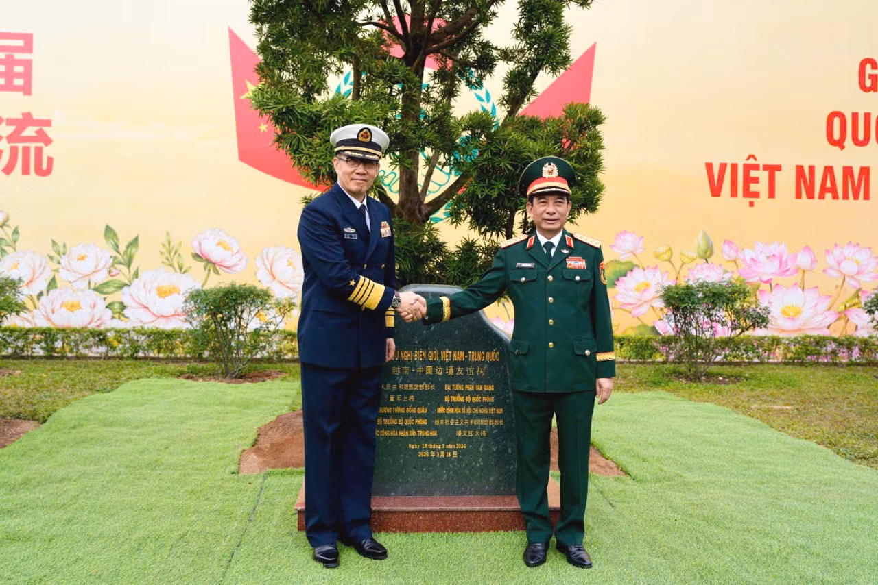 Hai Bộ trưởng thực hiện nghi lễ trồng cây hữu nghị tại Cửa khẩu quốc tế Móng Cái, tỉnh Quảng Ninh.