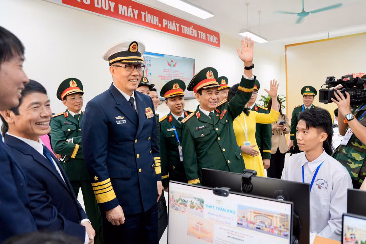 Đoàn đại biểu hai nước thăm Trường THPT Trần Phú, phường Móng Cái 2.