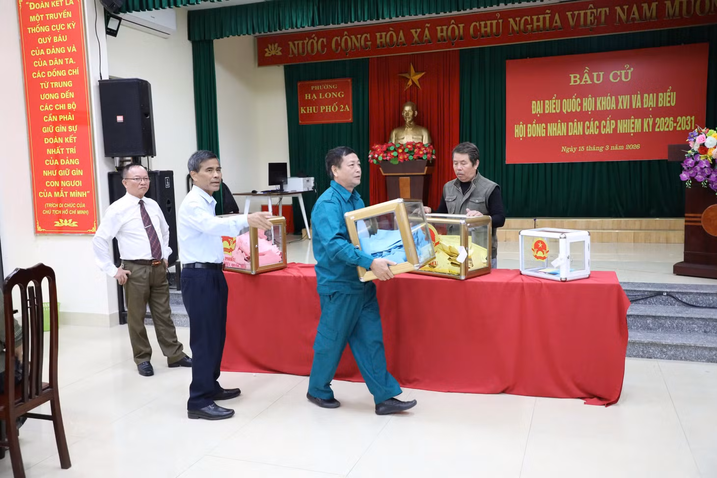 Kiểm tra niêm phong, mở hòm phiếu tại khu vực bỏ phiếu số 7, khu 2A và 2B, phường Hạ Long sau khi két thúc bầu cử vào 17 giờ ngày 15/3/2026. Ảnh: Minh Hà