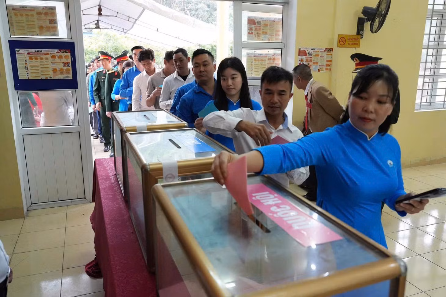Cử tri phường Cửa Ông hăng hái tham gia thực hiện quyền và nghĩa vụ công dân trong ngày hội non sông.