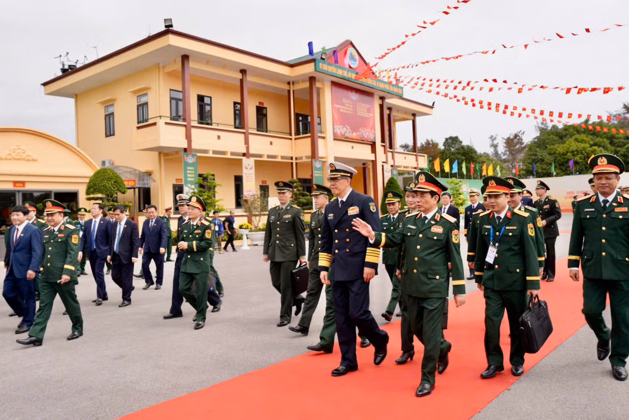 Đoàn đại biểu hai nước thăm Đồn biên phòng Trà Cổ.
