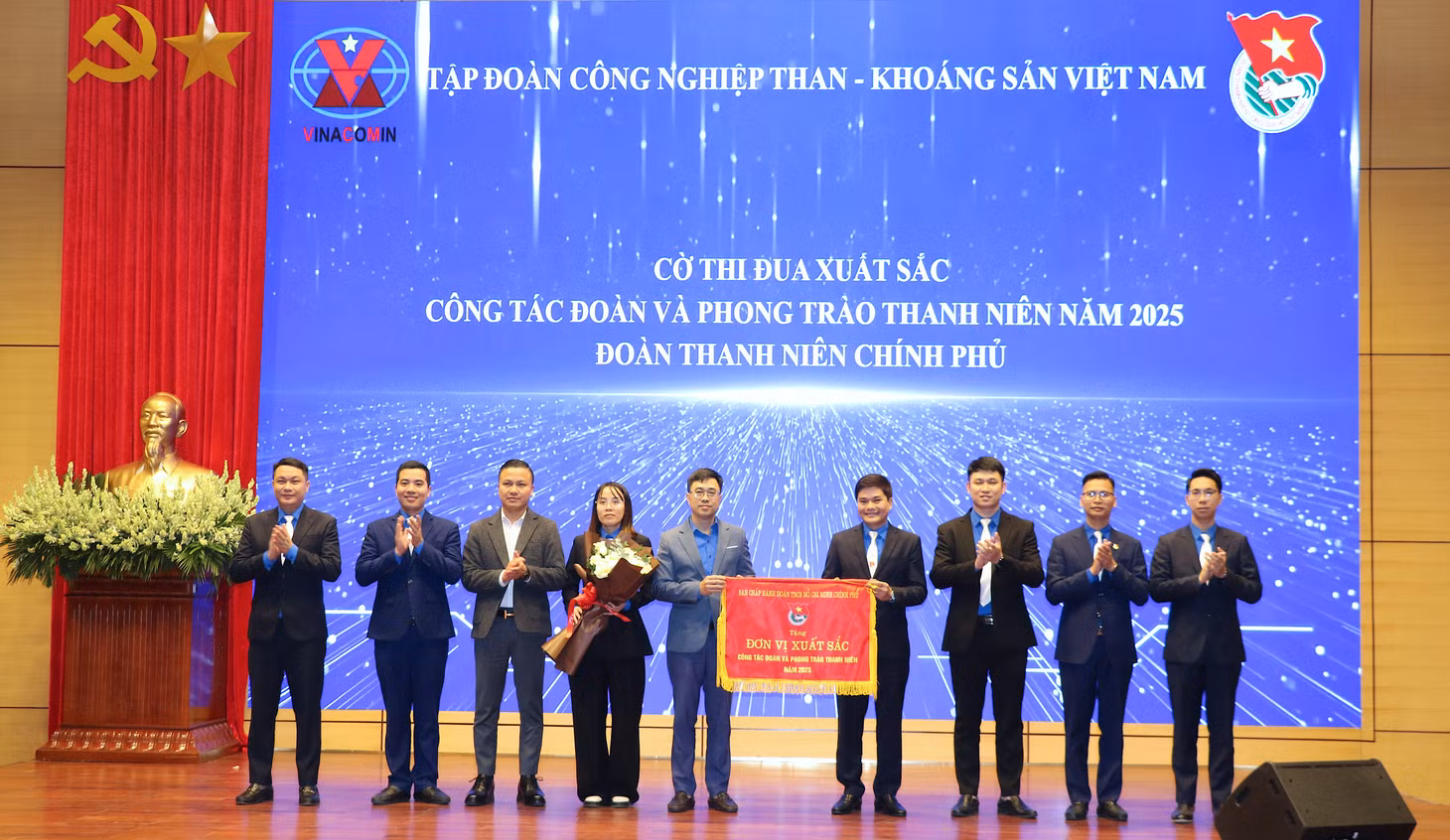 Đại diện Đoàn Thanh niên Tập đoàn Công nghiệp Than - Khoáng sản Việt Nam nhận cờ thi đua “Đơn vị xuất sắc trong công tác Đoàn và phong trào thanh niên năm 2025” của Đoàn Thanh niên Chính phủ.