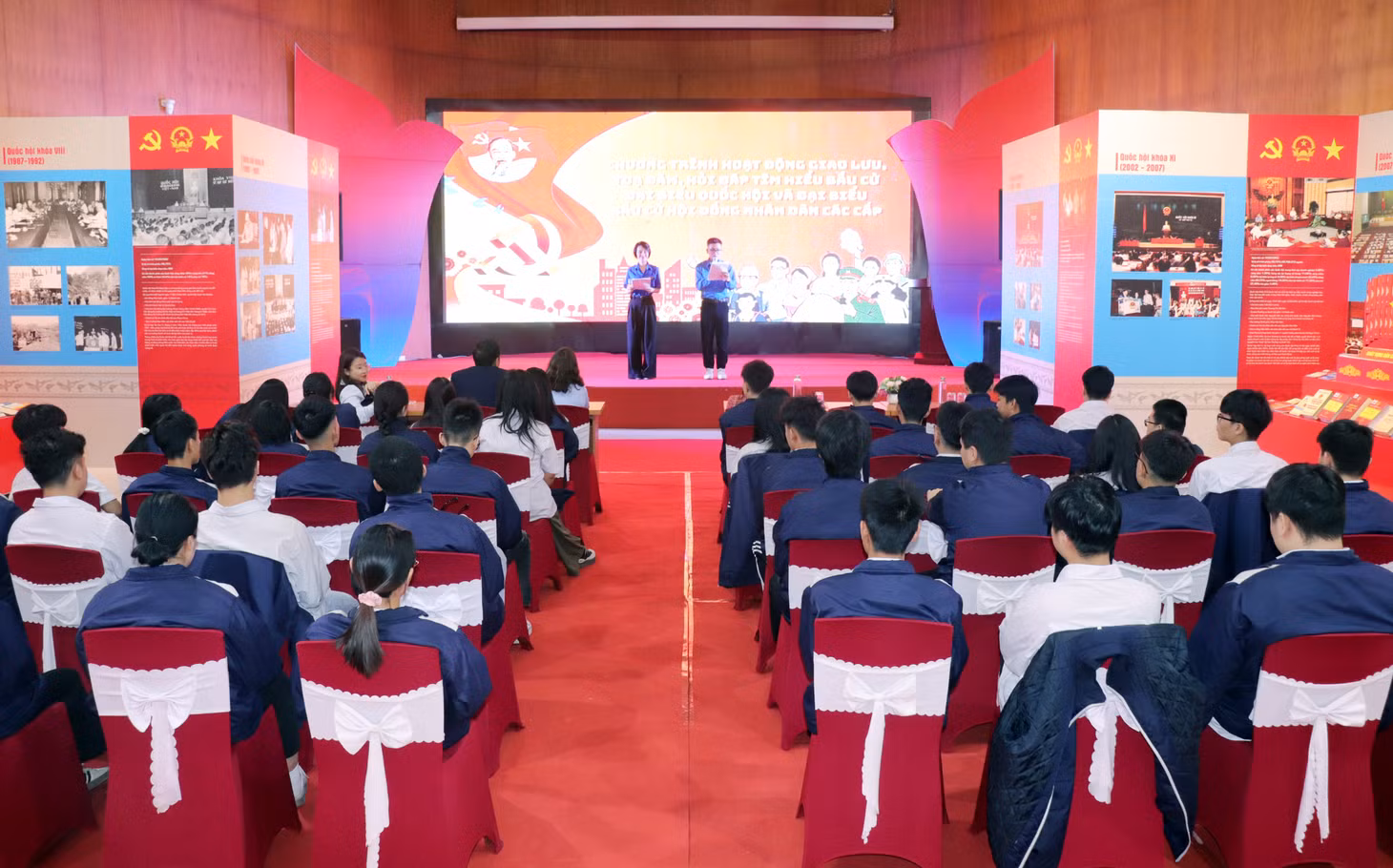 Bảo tàng - Thư viện tỉnh tổ chức hoạt động giao lưu, hỏi – đáp tìm hiểu về công tác bầu cử cho học sinh Trường THPT Hạ Long.