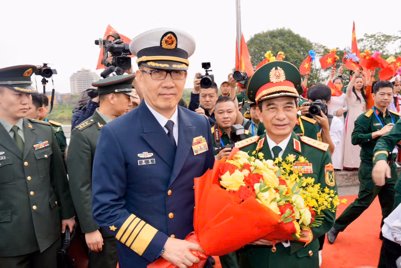 Đại tướng Phan Văn Giang, Bộ trưởng Bộ Quốc phòng Việt Nam tặng hoa chào đón Thượng tướng Đổng Quân, Bộ trưởng Bộ Quốc phòng Trung Quốc sang tham dự Giao lưu hữu nghị quốc phòng biên giới Việt Nam - Trung Quốc lần thứ 10.