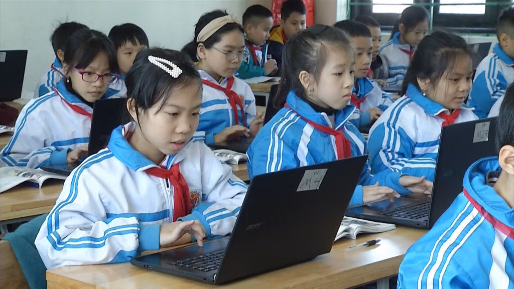 Học sinh Trường Tiểu học Trần Quốc Toản, TP Hạ Long, học bài bằng máy tính xách tay.