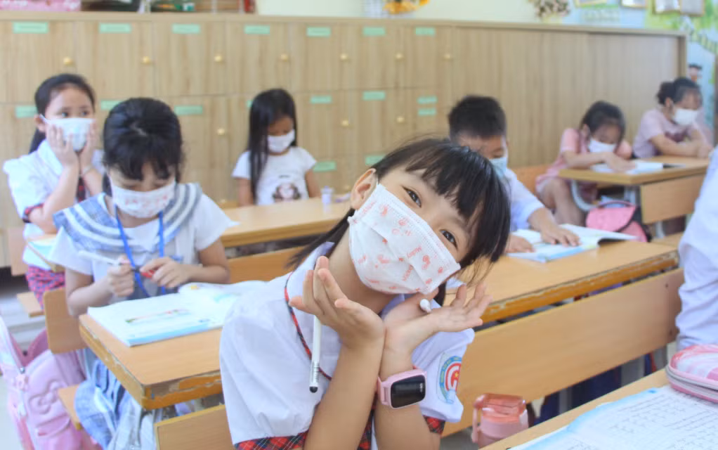 Tuy gặp không ít bất tiện với "người bạn đồng hành" mới là chiếc khẩu trang nhưng các em học sinh đều rất vui vẻ khi được quay trở lại trường học với bạn bè, thầy cô.