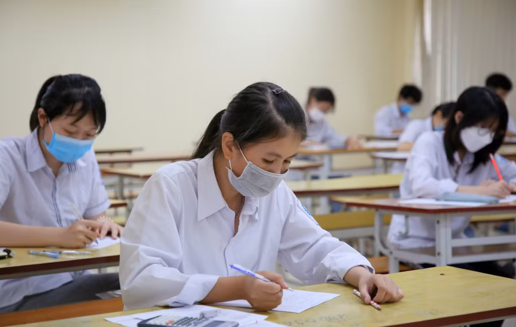 Thí sinh tập trung trước giờ làm bài thi.