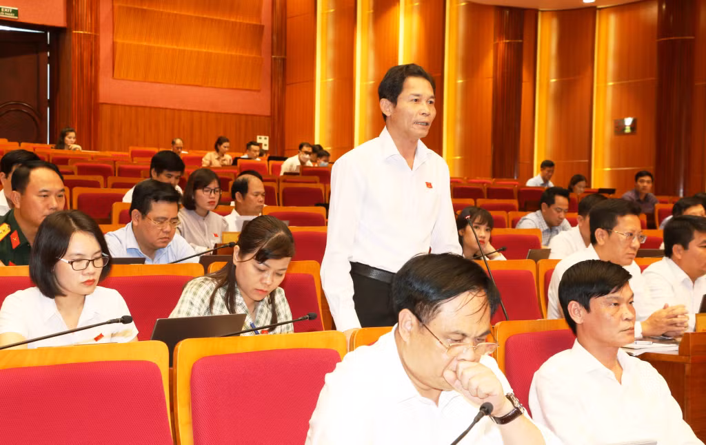 Đại biểu Hồ Văn Vịnh, Tổ đại biểu TX Quảng Yên phát biểu thảo luận tại hội trường.