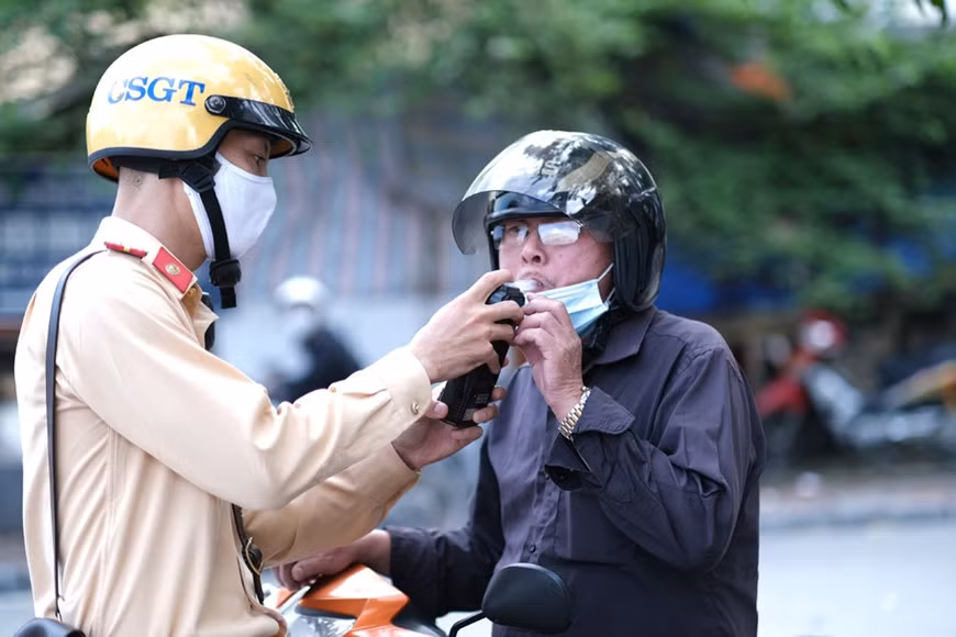 Kiểm tra nồng độ cồn với người tham gia giao thông tại Hà Nội. Ảnh: NAM NGUYỄN