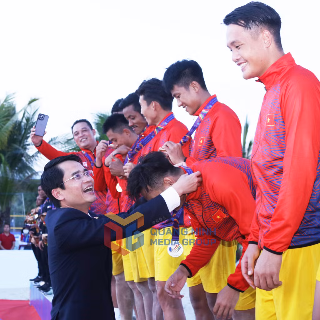 Đồng chí Phạm Văn Thành, Phó Chủ tịch UBND tỉnh Quảng Ninh trao huy chương vàng cho đội tuyển bóng ném bãi biển nam Việt Nam.