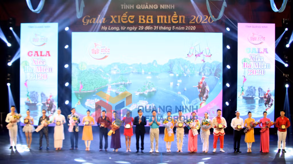 Phó Chủ tịch Thường trực UBND tỉnh Đặng Huy Hậu và lãnh đạo Liên đoàn Xiếc Việt Nam tặng hoa cảm ơn nghệ sĩ các đoàn đã tham gia chương trình Gala xiếc ba miền 2020 tại Quảng Ninh (5-2020). Ảnh: Pham Học