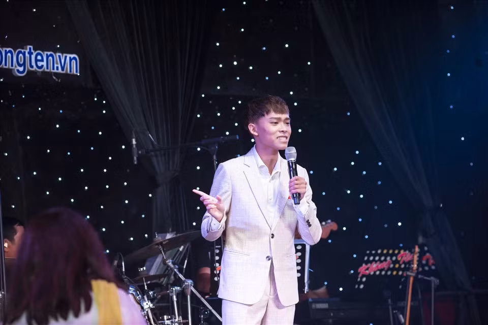 Hồ Văn Cường đi diễn trở lại sau thời gian im ắng. Ảnh: NSCC.