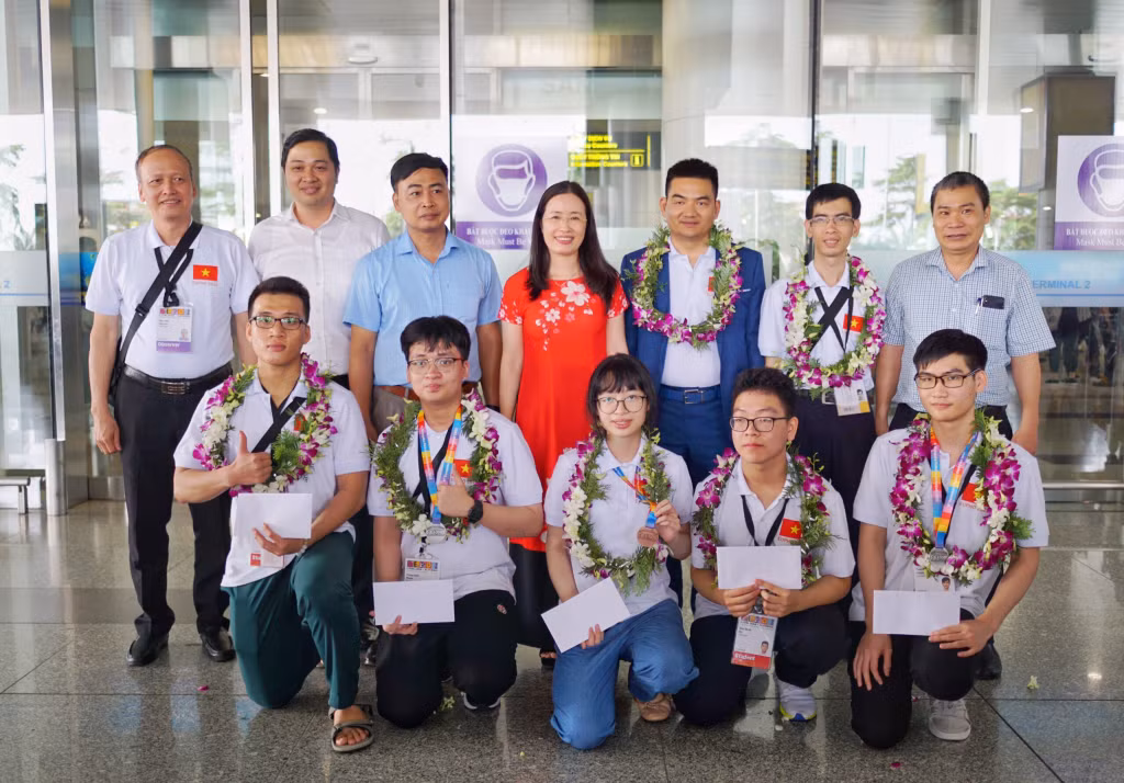 Trong suốt quá trình tham gia kỳ thi, Mai Anh luôn được các thầy trong Đoàn chăm sóc và các thầy cô ở Trường THPT Chuyên Hạ Long nhắn tin động viên, khích lệ.