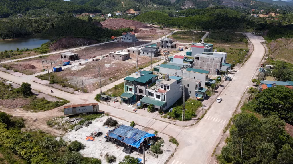 Khu tái định cư thôn Bồ Lạy, xã Đoàn Kết, huyện Vân Đồn vẫn còn nhiều hộ dân chưa được sử dụng nguồn điện sinh hoạt từ dự án.