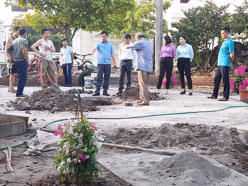 Người dân khu 3, phường Quang Trung trồng hoa, cây cảnh tại khuôn viên mới hình thành.