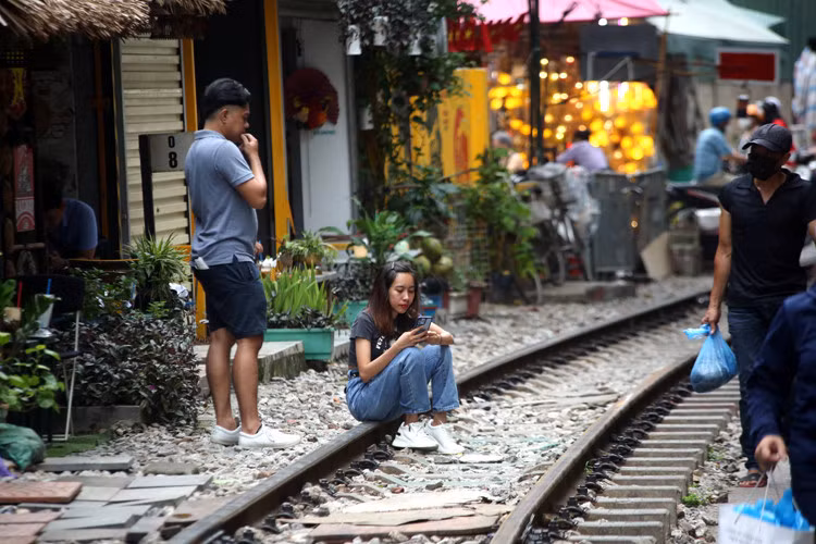 Tình trạng mất an toàn giao thông và tai nạn cũng luôn rình rập mỗi khi những đoàn tàu chạy qua đoạn đường sắt này.