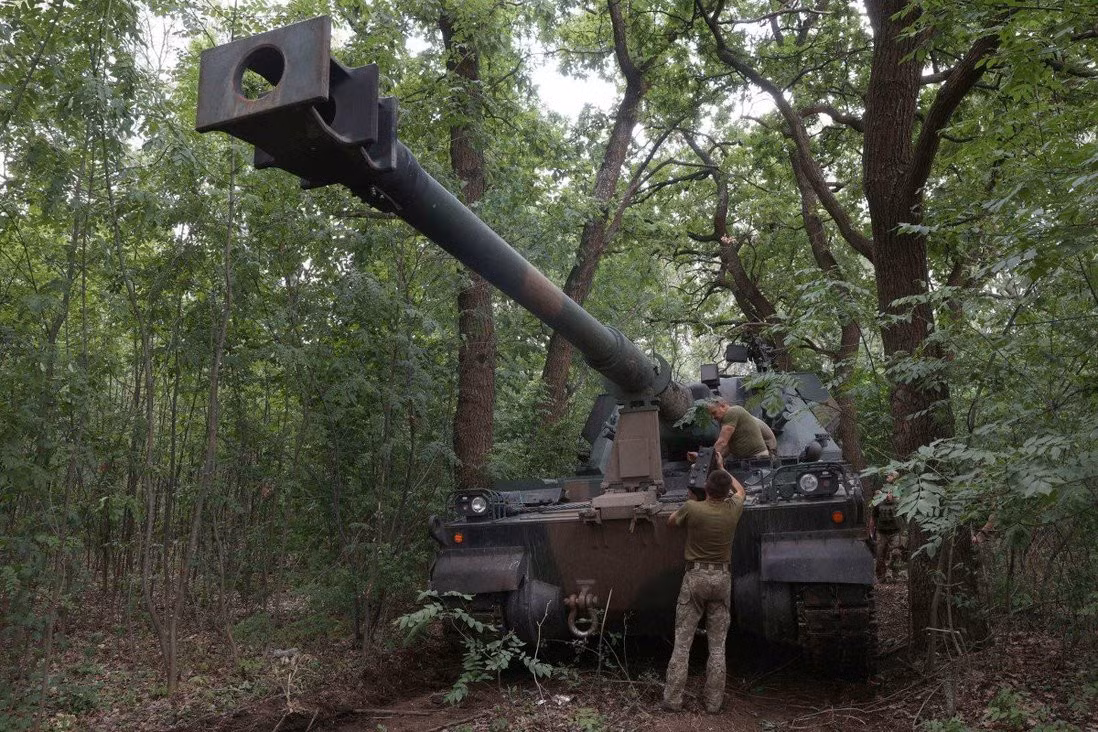 Quân nhân Ukraine bên cạnh một khẩu pháo đặt tại chiến trường Donetsk. Ảnh: AFP