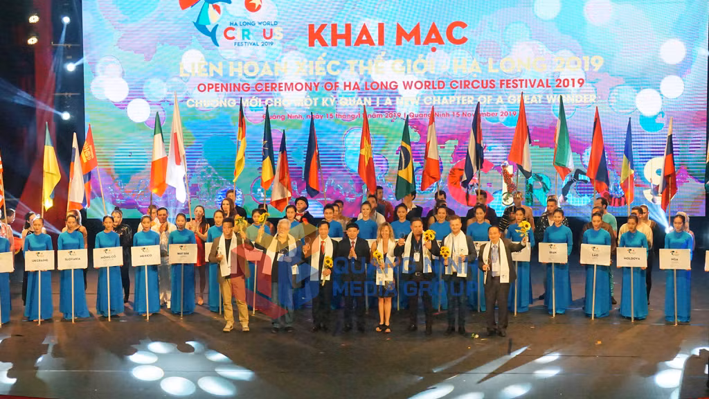 Bí thư Tỉnh ủy Nguyễn Xuân Ký tặng hoa và quà lưu niệm cho các thành viên Ban giám khảo tại đêm Khai mạc Liên Hoan Xiếc thế giới - Hạ Long 2019: "Chương mới cho một kỳ quan" (11-2019). Ảnh: Hùng Sơn