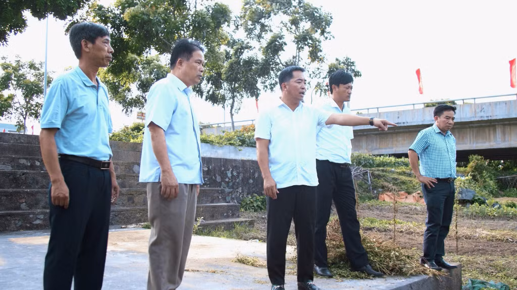 Ban Tổ chức Hội bơi đi kiểm tra thực địa tại khu vực sông Cầm, TX Quảng Yên.
