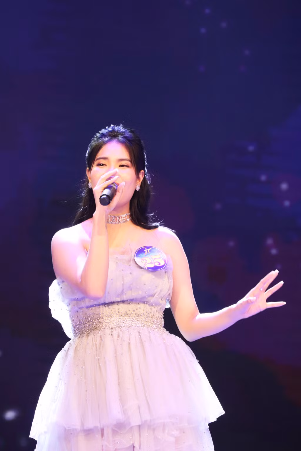 Bùi Hương Ngân thể hiện bài hát "Bài hát cho em" với phong cách nhẹ nhàng, lôi cuốn.