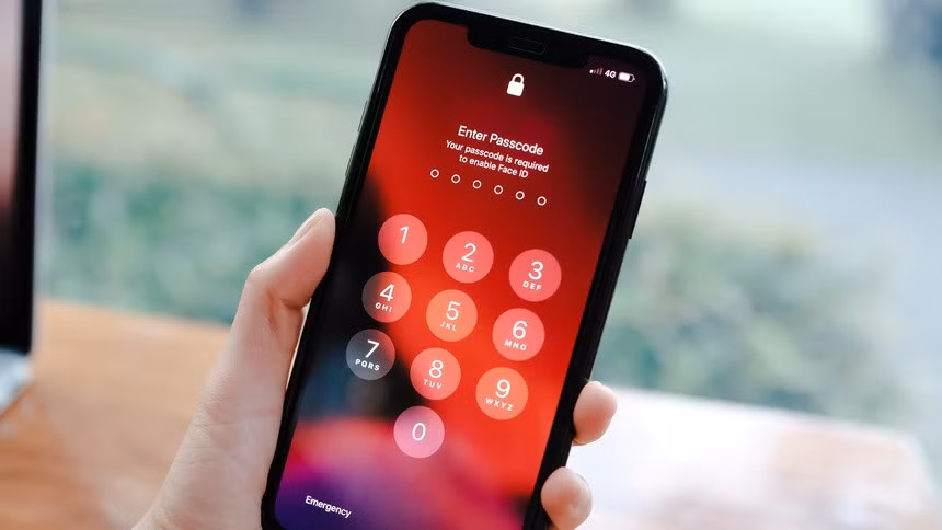 Người dùng nên sao lưu điện thoại lên iCloud thường xuyên đề phòng trường hợp quên mật khẩu. Ảnh: Getty.