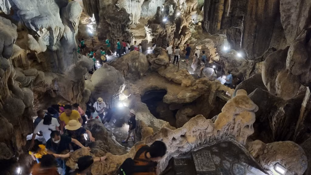 Du lịch Hạ Long đang là mùa cao điểm, lượng khách đông cũng đi kèm những yêu cầu nhiều hơn về hướng dẫn viên đến từ các đoàn khách tham quan. (Ảnh chụp tại hang Thiên Cung trên Vịnh Hạ Long).
