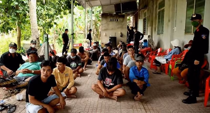 35 người sát phạt với số tiền ăn thua hàng trăm triệu đồng.