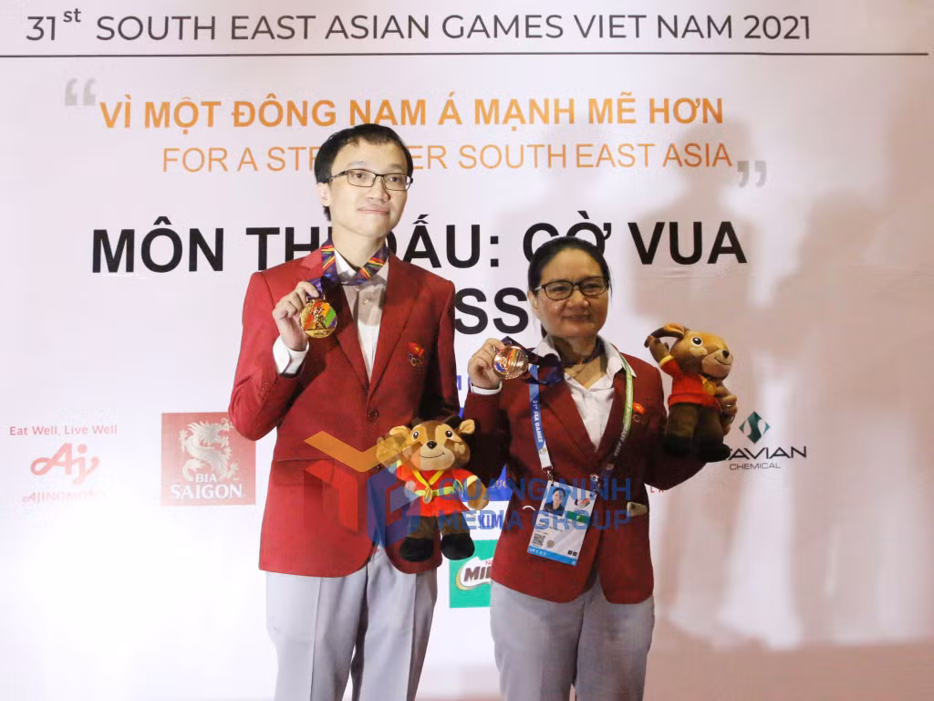 Hai kỳ thủ Nguyễn Ngọc Trường Sơn và Hoàng Thị Bảo Trâm giành 2 huy chương Vàng và Đồng đầu tiên cho cờ Vua Việt Nam tại SEA Games 31.