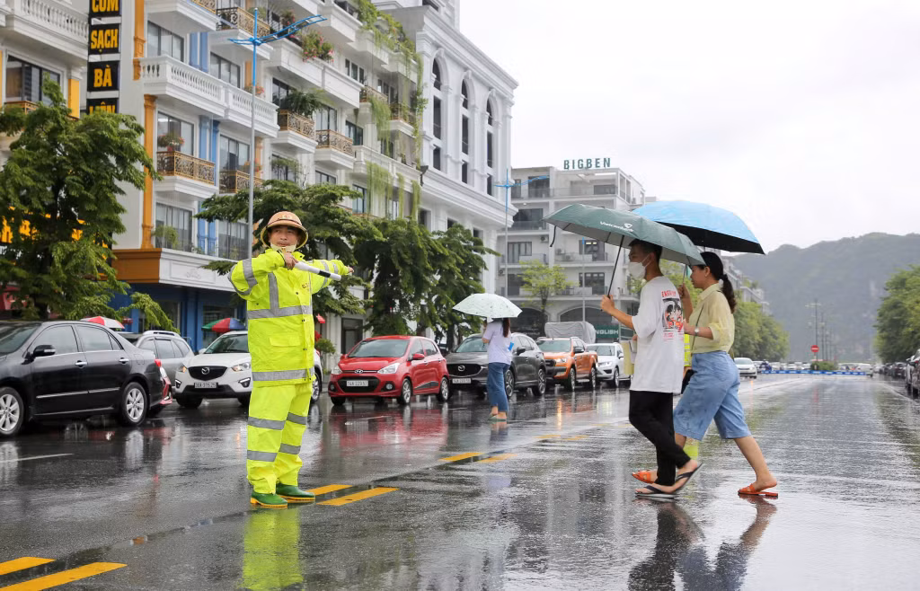 Ở vòng ngoài, lực lượng chức năng có mặt tại tất cả các điểm thi, túc trực làm nhiệm vụ đảm bảo ANTT, ATGT cho Kỳ thi.