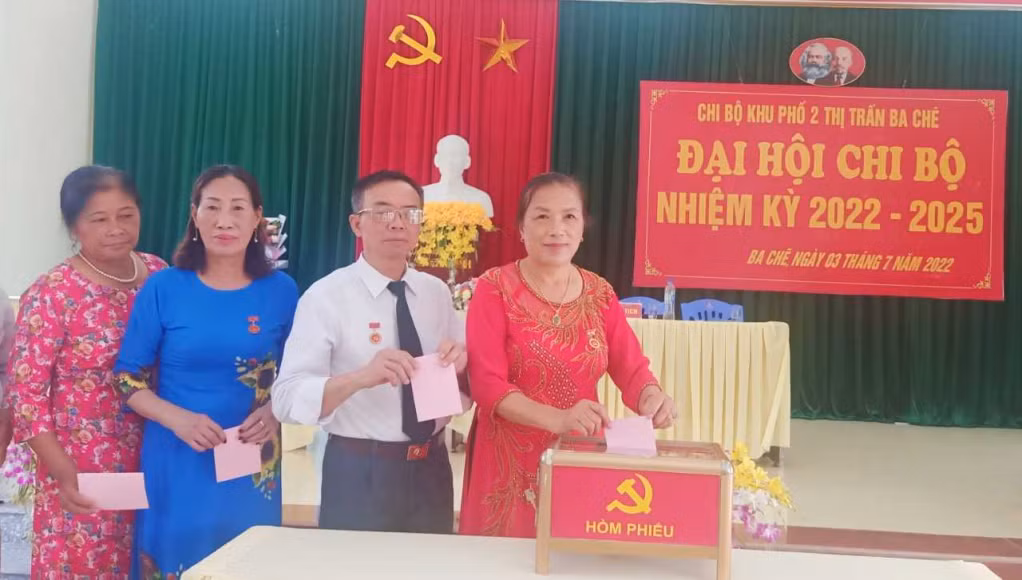 Đại hội tiến hành bầu chi ủy, bí thư và phó bí thư chi bộ nhiệm kỳ mới.