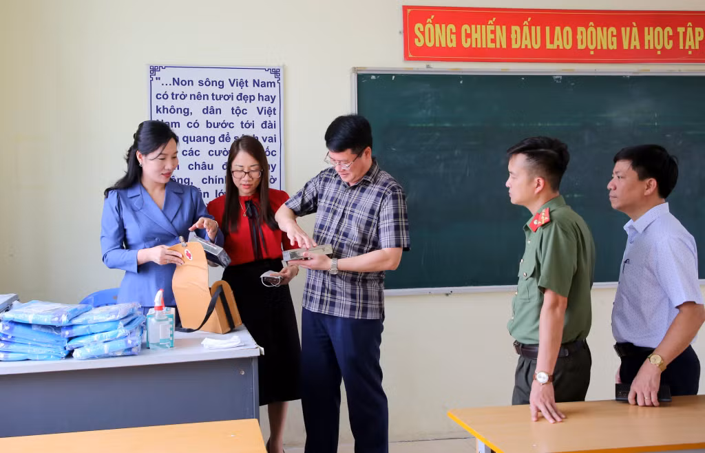 Đồng chí Phó Chủ tịch UBND tỉnh, Trưởng Ban chỉ đạo kỳ thi tốt nghiệp THPT cấp tỉnh cùng đại diện lãnh đạo các sở, ngành, đơn vị liên quan kiểm tra cơ sở vật chất của phòng thi dự phòng tại các điểm thi.