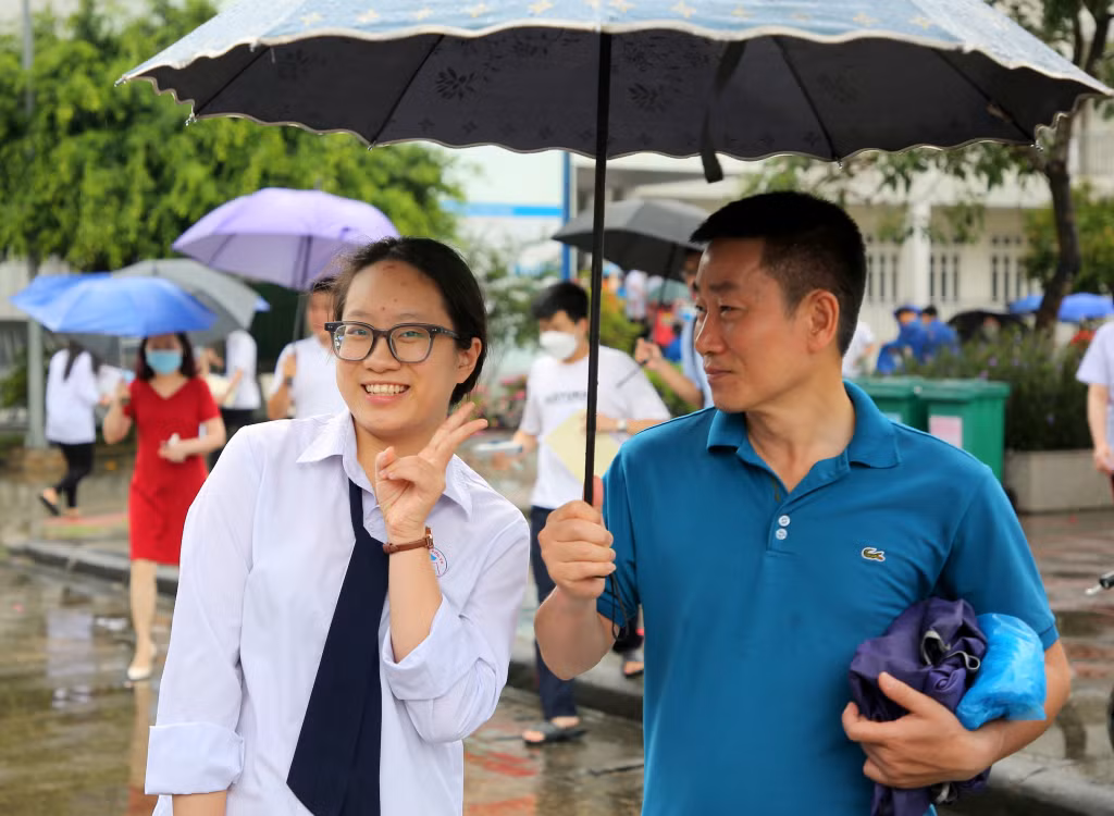 Thí sinh rời trường thi trong tậm trạng khá thoải mái sau khi hoàn thành bài thi các môn tổ hợp.