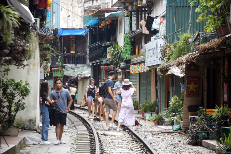Trước đó, nhiều cơ quan chức năng đã cảnh báo về sự nguy hiểm của việc ngồi sát đường ray tàu hỏa,