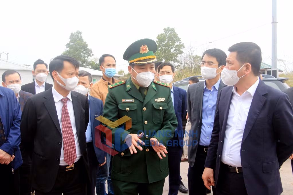 Lực lượng chức năng trên địa bàn TP Móng Cái báo cáo tình hình hoạt động thông quan tại các cửa khẩu, lối mở Km3+4.