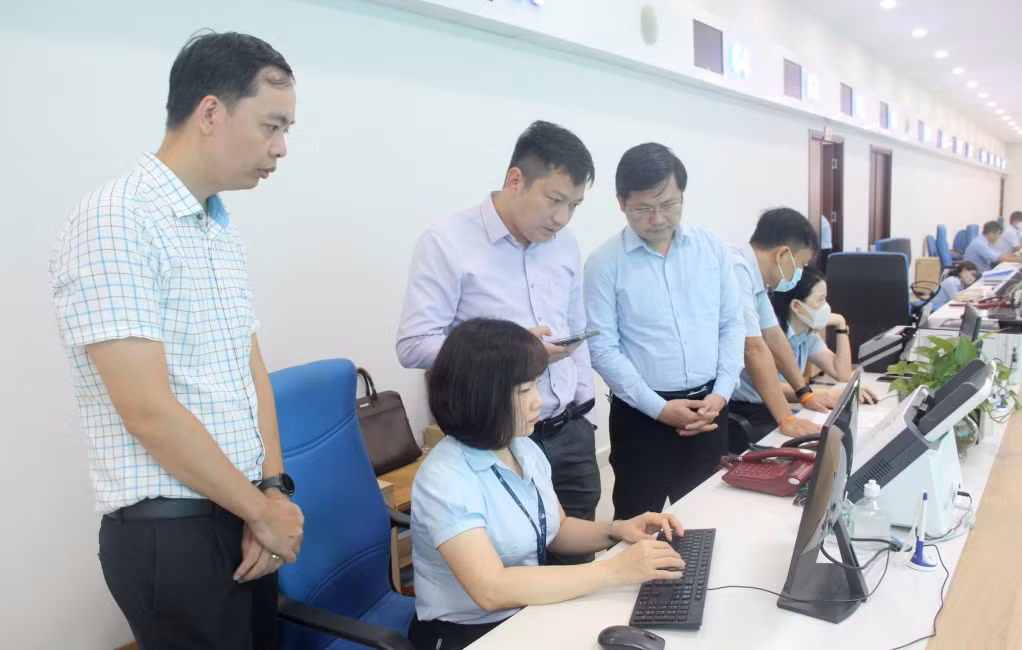 Đoàn công tác Cục Kiểm soát thủ tục hành chính, Văn phòng Chính phủ, khảo sát thực tế việc thực hiện cơ chế một cửa, một cửa liên thông trong giải quyết TTHC tại Trung tâm Phục vụ hành chính công tỉnh.