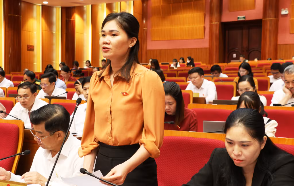Đại biểu Lài Thị Hiền, Tổ Đại biểu Tiên Yên- Bình Liêu- Ba Chẽ tham gia phát biểu ý kiến tại Kỳ họp.