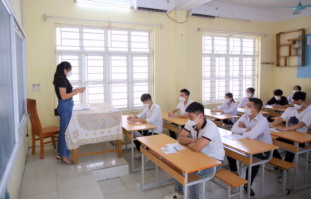 Cán bộ làm thi phổ biến cho các thí sinh Quy chế thi và những điểm cần lưu ý của kỳ thi.
