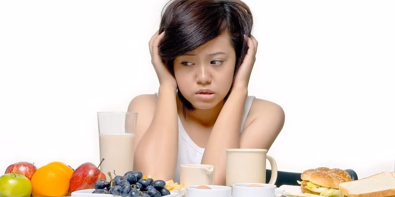 Các hành vi ăn uống rối loạn có thể dẫn đến rối loạn ăn uống, như chán ăn hoặc ăn vô độ. Ảnh minh hoạ
