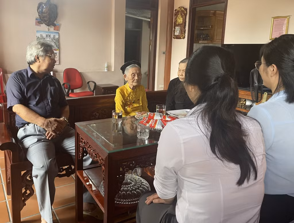 Bà mẹ Việt Nam Anh hùng Nguyễn Thị Huệ (khu Vĩnh Tuy 2, phường Mạo Khê, TX Đông Triều) trò chuyện cùng cán bộ thị xã và phường.