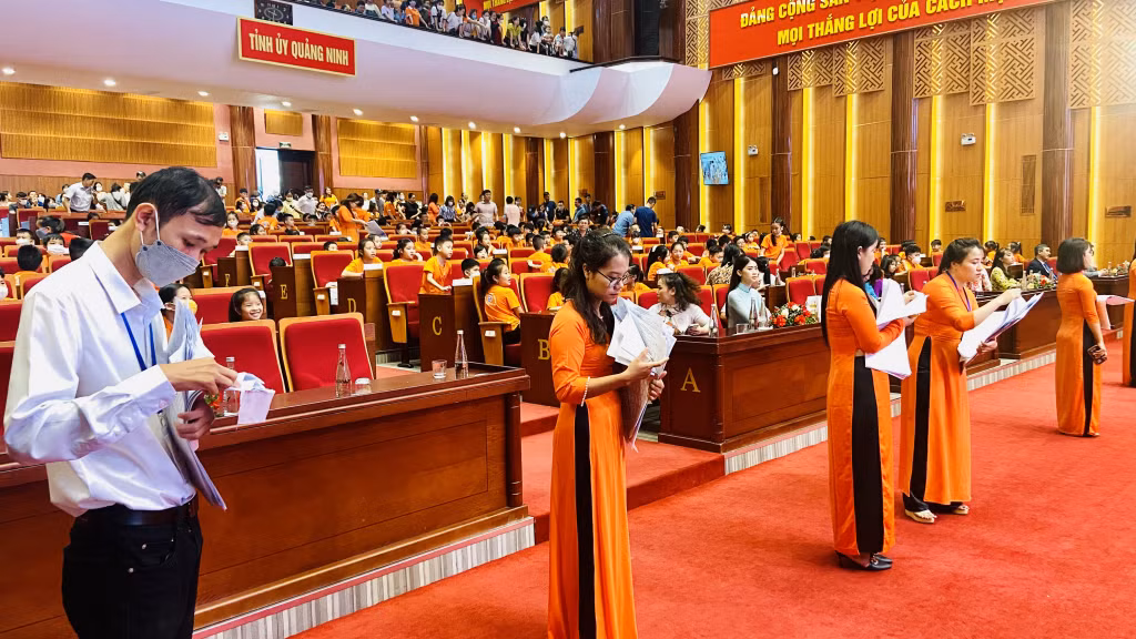 Các giám thị kiểm tra bài thi của các em học sinh trước khi tiến hành chấm thi.