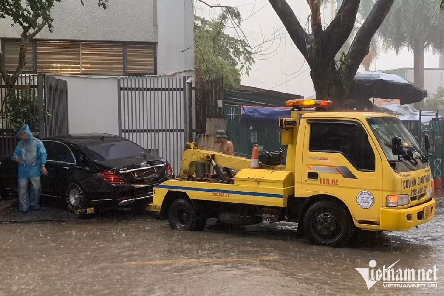 Hơn 17h, lực lượng cứu hộ đã đưa chiếc xe Mercedes rời hiện trường vụ tai nạn