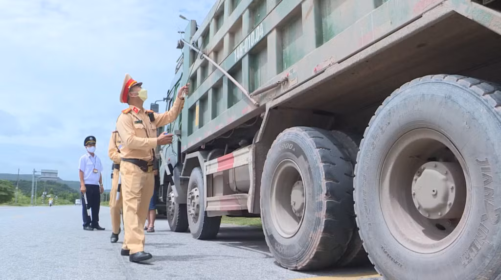 CSGT TP Hạ Long kiểm tra phương tiện có dấu hiệu cơi nới thành thùng xe.