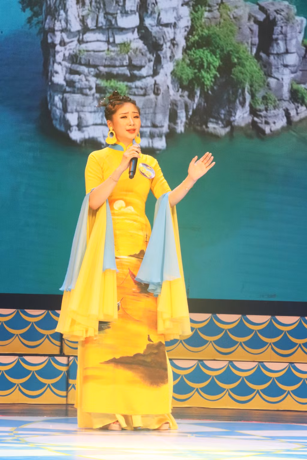 Thí sinh Mai Thu Hương, SBD 02 xuất sắc giành được giải nhất tại đêm chung kết với dòng nhạc dân gian.
