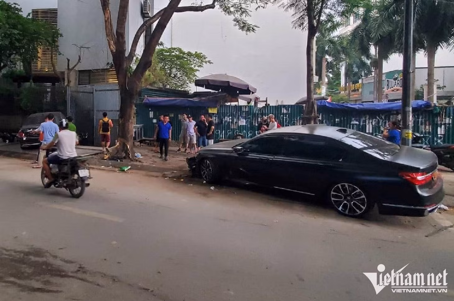 Hiện trường vụ tai nạn giao thông liên hoàn giữa 2 ô tô và 4 xe máy