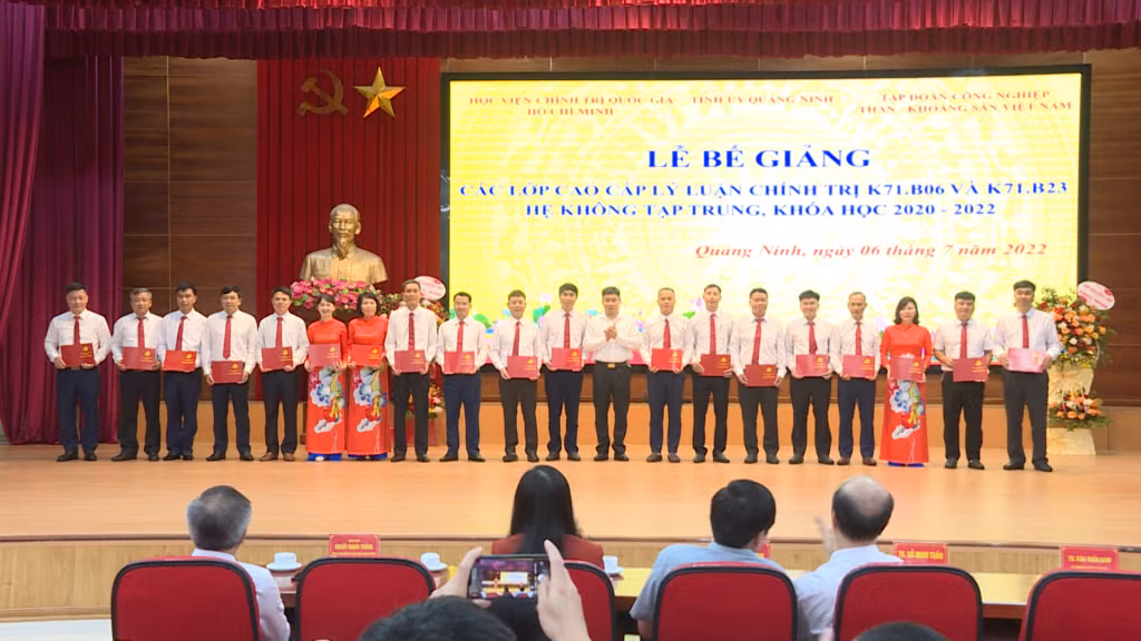 Các học viên nhận bằng cao cấp lý luận chính trị khóa 2020-2022.
