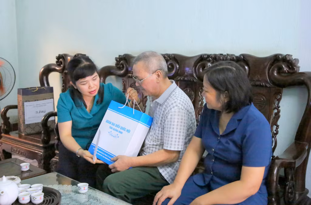Đồng chí Phó Trưởng Đoàn ĐBQH tỉnh tặng quà cho bệnh binh Lương Ngọc Ngư, trú tại thị trấn Bình Liêu.
