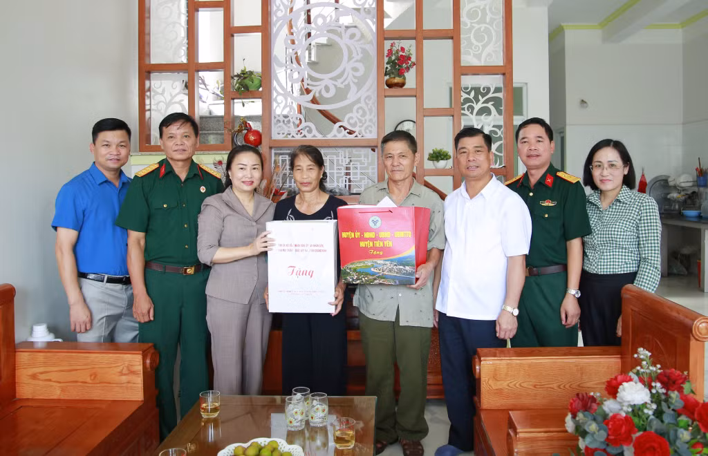 Đồng chí Vi Ngọc Bích, Ủy viên BTV Tỉnh ủy, Phó Chủ tịch Thường trực HĐND tỉnh, thăm, tặng quà gia đình bệnh binh hạng 2/3 Lê Sao Tài, thôn Xóm Nương, xã Tiên Lãng, huyện Tiên Yên.